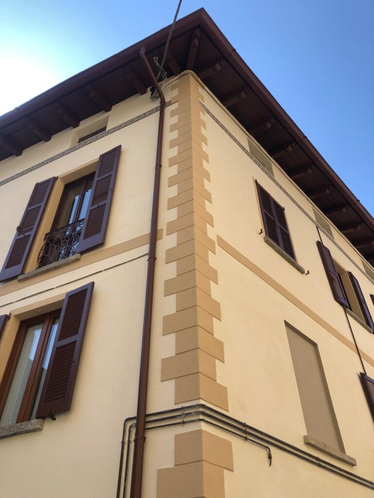 ripristino facciata esterna di edificio con decorazione