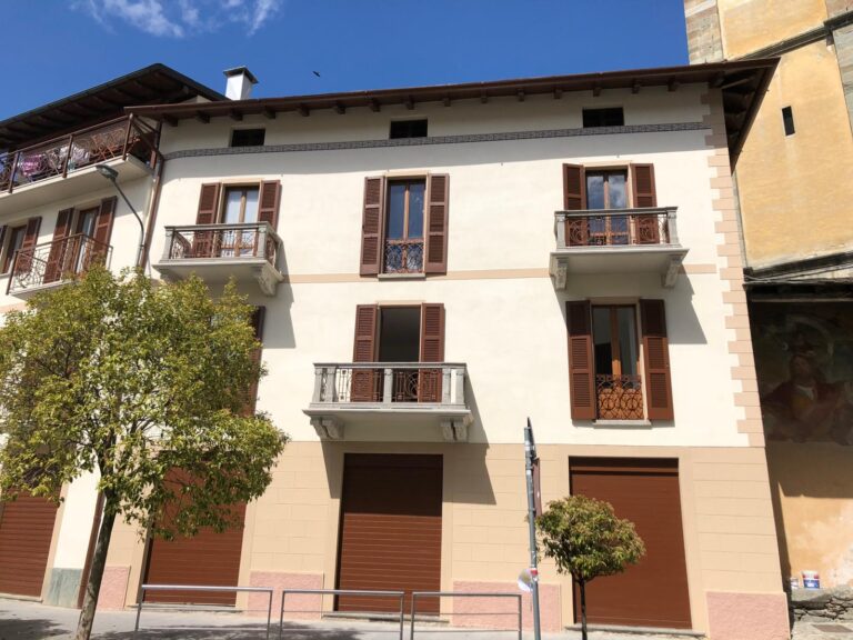 Ripristino facciate con realizzazione di cantonali e marcapiani a spessore, restauro decorativo disegno esistente