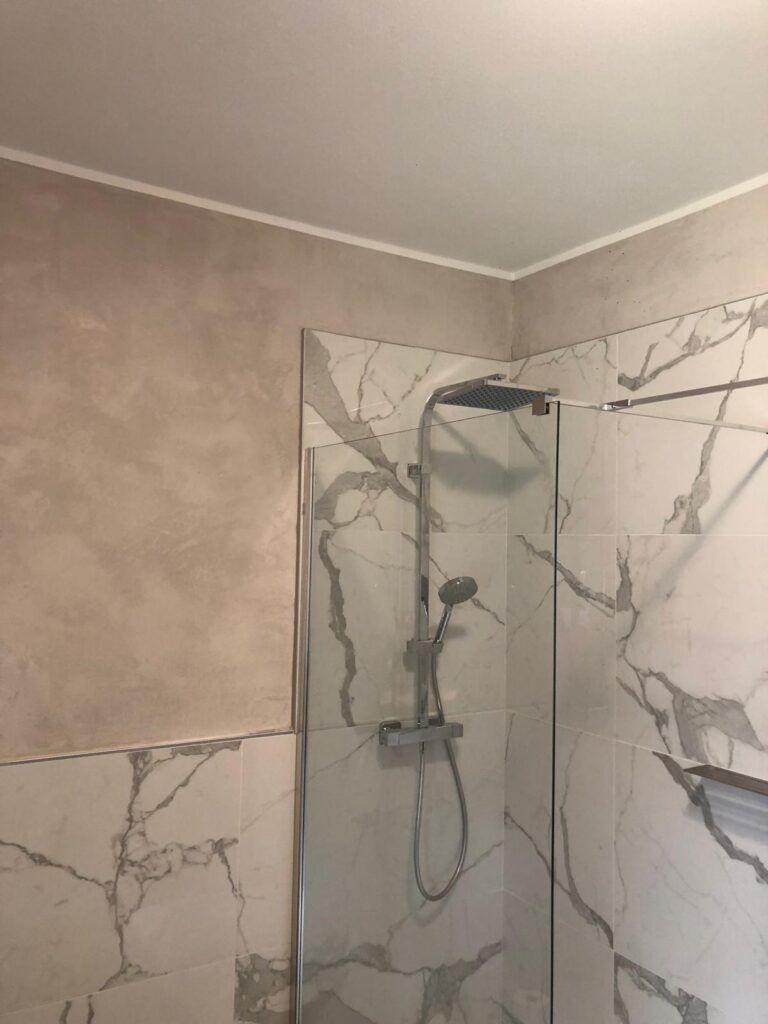 rivestimento di pareti del bagno con effetto marmo