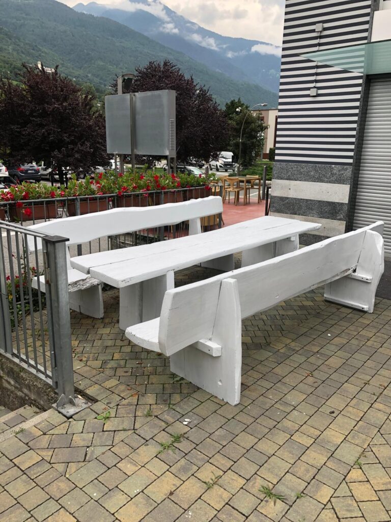 laccatura bianca di tavoli in legno per arredo esterno giardino