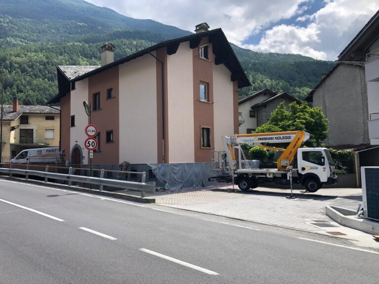 tinteggiatura di facciata di edificio in provincia di Sondrio
